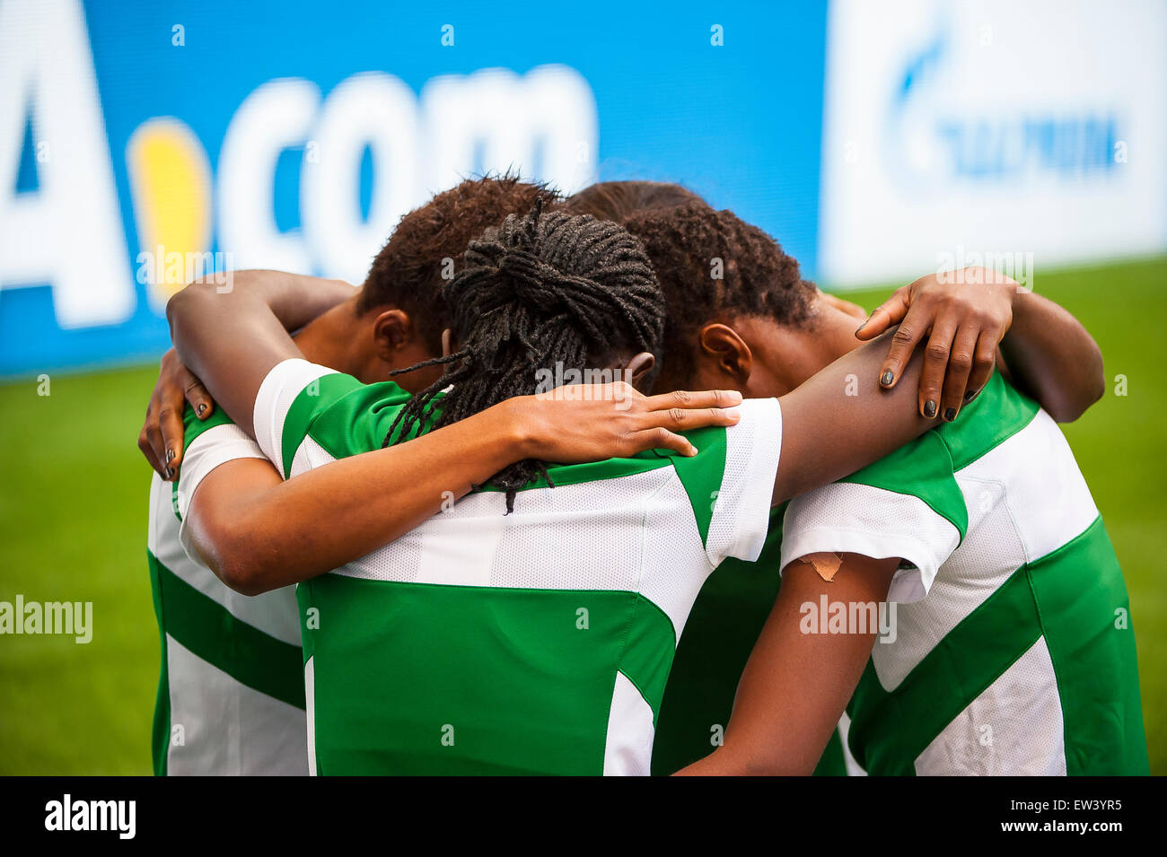 Vancouver, Canada. 16 Juin, 2015. Les membres de l'équipe du Nigéria avant l'ouverture match entre le Nigeria et les Etats-Unis à la Coupe du Monde féminine de la FIFA Canada 2015 au BC Place Stadium. Les États-Unis a remporté le match 1-0. Crédit : Matt Jacques/Alamy Live News Banque D'Images Vancouver, Canada. 16 Juin, 2015. Les membres de l'équipe du Nigéria avant l'ouverture match entre le Nigeria et les Etats-Unis à la Coupe du Monde féminine de la FIFA Canada 2015 au BC Place Stadium. Les États-Unis a remporté le match 1-0. Crédit : Matt Jacques/Alamy Live News Banque D'Images