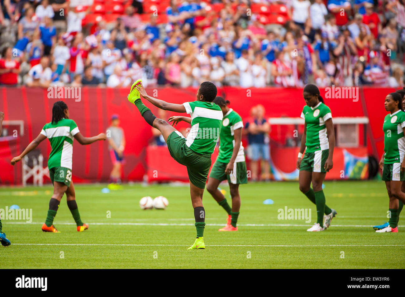 Vancouver, Canada. 16 Juin, 2015. Le Nigeria l'équipe de l'échauffement avant le match d'ouverture entre le Nigéria et les Etats-Unis à la Coupe du Monde féminine de la FIFA Canada 2015 au BC Place Stadium. Les États-Unis a remporté le match 1-0. Crédit : Matt Jacques/Alamy Live News Banque D'Images