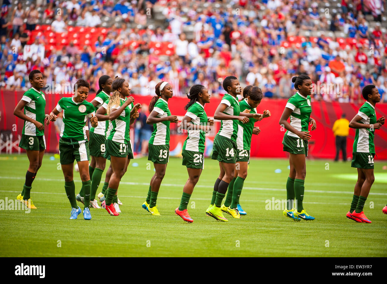 Vancouver, Canada. 16 Juin, 2015. Le Nigeria l'équipe de l'échauffement avant le match d'ouverture entre le Nigéria et les Etats-Unis à la Coupe du Monde féminine de la FIFA Canada 2015 au BC Place Stadium. Les États-Unis a remporté le match 1-0. Crédit : Matt Jacques/Alamy Live News Banque D'Images