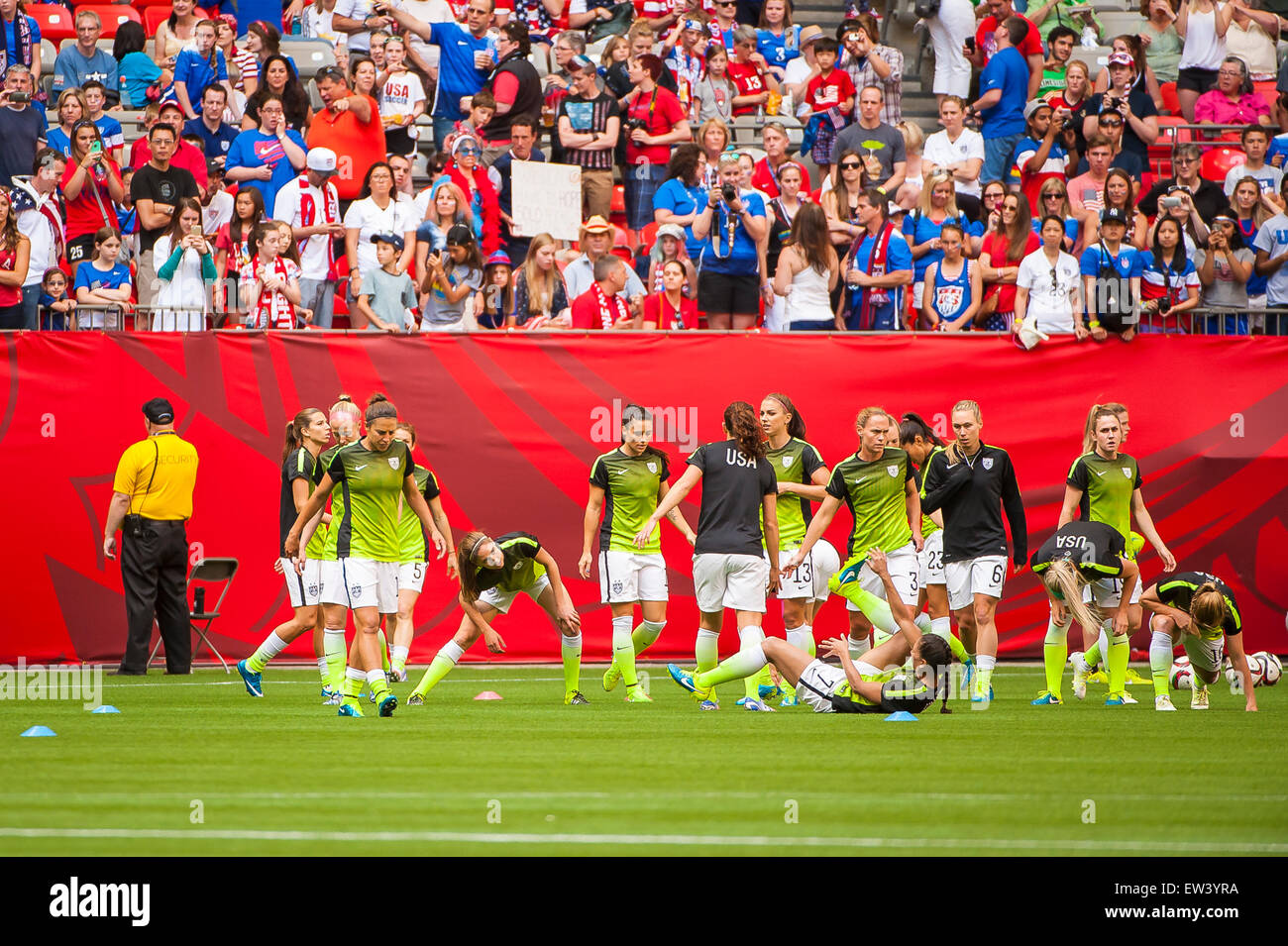 Vancouver, Canada. 16 Juin, 2015. Team United States l'échauffement avant le match d'ouverture entre le Nigéria et les Etats-Unis à la Coupe du Monde féminine de la FIFA Canada 2015 au BC Place Stadium. Les États-Unis a remporté le match 1-0. Crédit : Matt Jacques/Alamy Live News Banque D'Images Vancouver, Canada. 16 Juin, 2015. Team United States l'échauffement avant le match d'ouverture entre le Nigéria et les Etats-Unis à la Coupe du Monde féminine de la FIFA Canada 2015 au BC Place Stadium. Les États-Unis a remporté le match 1-0. Crédit : Matt Jacques/Alamy Live News Banque D'Images