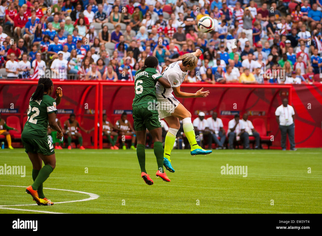 Vancouver, Canada. 16 Juin, 2015. United States avant Abby Wambach (# 20) et le Nigéria defender Josephine Chukwunonye (# 6) lors de l'ouverture du match entre le Nigeria et les Etats-Unis à la Coupe du Monde féminine de la FIFA Canada 2015 au BC Place Stadium. Les États-Unis a remporté le match 1-0. Crédit : Matt Jacques/Alamy Live News Banque D'Images Vancouver, Canada. 16 Juin, 2015. United States avant Abby Wambach (# 20) et le Nigéria defender Josephine Chukwunonye (# 6) lors de l'ouverture du match entre le Nigeria et les Etats-Unis à la Coupe du Monde féminine de la FIFA Canada 2015 au BC Place Stadium. Les États-Unis a remporté le match 1-0. Crédit : Matt Jacques/Alamy Live News Banque D'Images