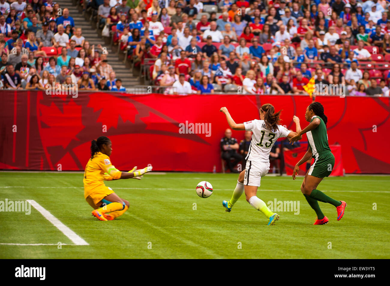 Vancouver, Canada. 16 Juin, 2015. United States avant ALEX MORGAN (# 13) fait un tir au but lors de l'ouverture du match entre le Nigeria et les Etats-Unis à la Coupe du Monde féminine de la FIFA Canada 2015 au BC Place Stadium. Les États-Unis a remporté le match 1-0. Crédit : Matt Jacques/Alamy Live News Banque D'Images Vancouver, Canada. 16 Juin, 2015. United States avant ALEX MORGAN (# 13) fait un tir au but lors de l'ouverture du match entre le Nigeria et les Etats-Unis à la Coupe du Monde féminine de la FIFA Canada 2015 au BC Place Stadium. Les États-Unis a remporté le match 1-0. Crédit : Matt Jacques/Alamy Live News Banque D'Images