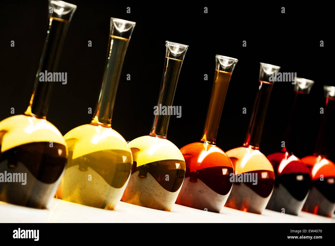 Différentes sortes de vin dans des grandes bouteilles sur fond noir Banque D'Images