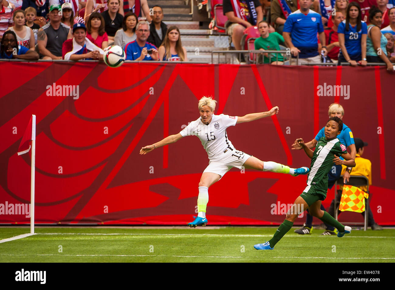Vancouver, Canada. 16 Juin, 2015. United States demie Megan Rapinoe (# 15) fait passer un passage à niveau lors de l'ouverture du match entre le Nigeria et les Etats-Unis à la Coupe du Monde féminine de la FIFA Canada 2015 au BC Place Stadium. Les États-Unis a remporté le match 1-0. Crédit : Matt Jacques/Alamy Live News Banque D'Images Vancouver, Canada. 16 Juin, 2015. United States demie Megan Rapinoe (# 15) fait passer un passage à niveau lors de l'ouverture du match entre le Nigeria et les Etats-Unis à la Coupe du Monde féminine de la FIFA Canada 2015 au BC Place Stadium. Les États-Unis a remporté le match 1-0. Crédit : Matt Jacques/Alamy Live News Banque D'Images
