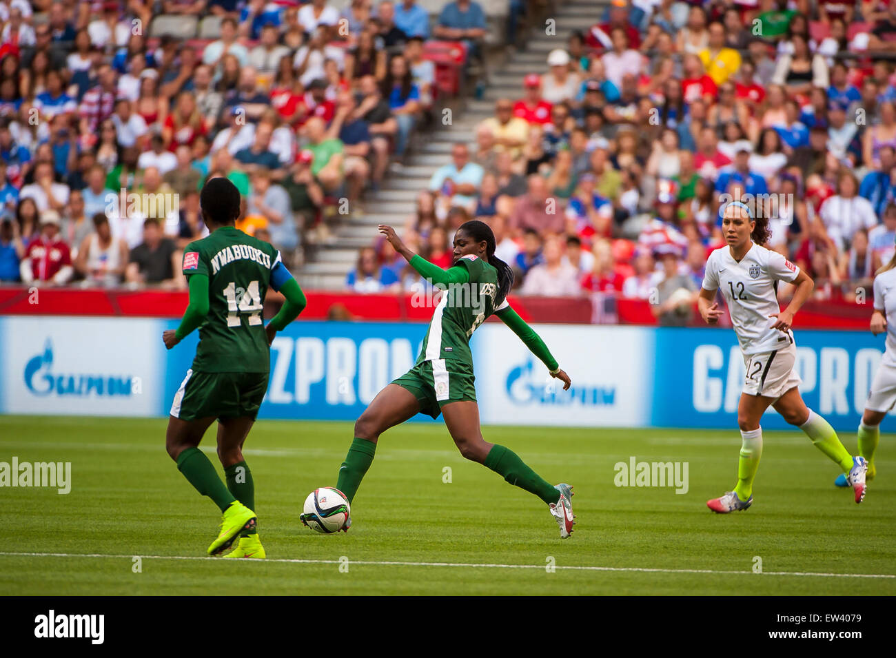 Vancouver, Canada. 16 Juin, 2015. Oshoala Asisat Nigeria l'avant (# 8) avec la balle lors de l'ouverture du match entre le Nigeria et les Etats-Unis à la Coupe du Monde féminine de la FIFA Canada 2015 au BC Place Stadium. Les États-Unis a remporté le match 1-0. Crédit : Matt Jacques/Alamy Live News Banque D'Images Vancouver, Canada. 16 Juin, 2015. Oshoala Asisat Nigeria l'avant (# 8) avec la balle lors de l'ouverture du match entre le Nigeria et les Etats-Unis à la Coupe du Monde féminine de la FIFA Canada 2015 au BC Place Stadium. Les États-Unis a remporté le match 1-0. Crédit : Matt Jacques/Alamy Live News Banque D'Images