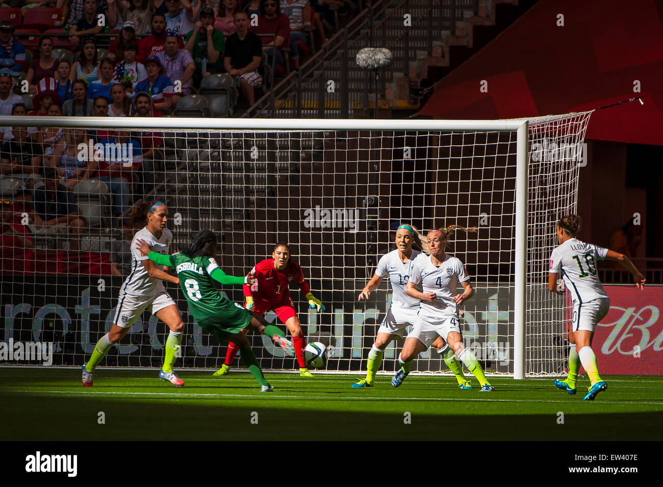 Vancouver, Canada. 16 Juin, 2015. Oshoala Asisat Nigeria l'avant (# 8) prend un tir au but lors de l'ouverture du match entre le Nigeria et les Etats-Unis à la Coupe du Monde féminine de la FIFA Canada 2015 au BC Place Stadium. Les États-Unis a remporté le match 1-0. Crédit : Matt Jacques/Alamy Live News Banque D'Images Vancouver, Canada. 16 Juin, 2015. Oshoala Asisat Nigeria l'avant (# 8) prend un tir au but lors de l'ouverture du match entre le Nigeria et les Etats-Unis à la Coupe du Monde féminine de la FIFA Canada 2015 au BC Place Stadium. Les États-Unis a remporté le match 1-0. Crédit : Matt Jacques/Alamy Live News Banque D'Images