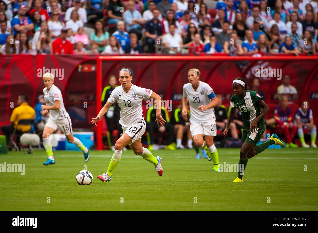 Vancouver, Canada. 16 Juin, 2015. Le milieu de terrain des États-Unis de Lauren (# 12) avec la balle lors de l'ouverture du match entre le Nigeria et les Etats-Unis à la Coupe du Monde féminine de la FIFA Canada 2015 au BC Place Stadium. Les États-Unis a remporté le match 1-0. Crédit : Matt Jacques/Alamy Live News Banque D'Images Vancouver, Canada. 16 Juin, 2015. Le milieu de terrain des États-Unis de Lauren (# 12) avec la balle lors de l'ouverture du match entre le Nigeria et les Etats-Unis à la Coupe du Monde féminine de la FIFA Canada 2015 au BC Place Stadium. Les États-Unis a remporté le match 1-0. Crédit : Matt Jacques/Alamy Live News Banque D'Images