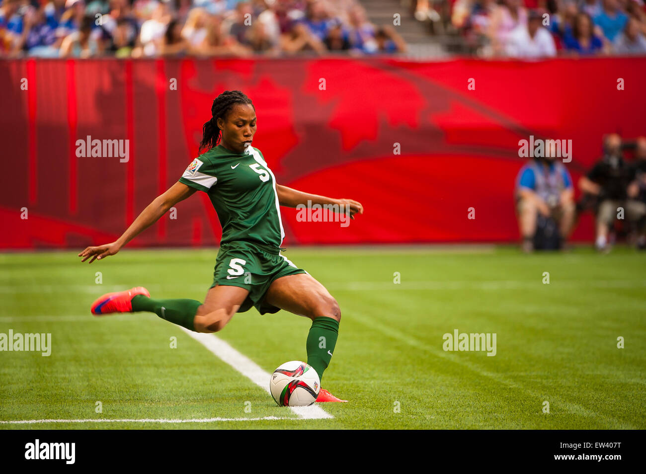 Vancouver, Canada. 16 Juin, 2015. Nigéria defender Onome Ebi (# 5) efface le ballon de la surface de but pendant le match d'ouverture entre le Nigéria et les Etats-Unis à la Coupe du Monde féminine de la FIFA Canada 2015 au BC Place Stadium. Les États-Unis a remporté le match 1-0. Crédit : Matt Jacques/Alamy Live News Banque D'Images Vancouver, Canada. 16 Juin, 2015. Nigéria defender Onome Ebi (# 5) efface le ballon de la surface de but pendant le match d'ouverture entre le Nigéria et les Etats-Unis à la Coupe du Monde féminine de la FIFA Canada 2015 au BC Place Stadium. Les États-Unis a remporté le match 1-0. Crédit : Matt Jacques/Alamy Live News Banque D'Images