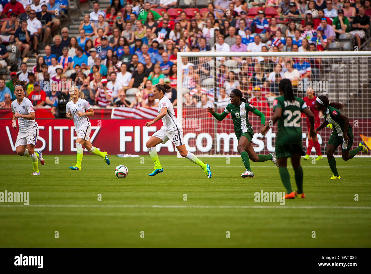 Vancouver, Canada. 16 Juin, 2015. United States terrain Carli Lloyd (# 10) avec la balle lors de l'ouverture du match entre le Nigeria et les Etats-Unis à la Coupe du Monde féminine de la FIFA Canada 2015 au BC Place Stadium. Les États-Unis a remporté le match 1-0. Crédit : Matt Jacques/Alamy Live News Banque D'Images Vancouver, Canada. 16 Juin, 2015. United States terrain Carli Lloyd (# 10) avec la balle lors de l'ouverture du match entre le Nigeria et les Etats-Unis à la Coupe du Monde féminine de la FIFA Canada 2015 au BC Place Stadium. Les États-Unis a remporté le match 1-0. Crédit : Matt Jacques/Alamy Live News Banque D'Images