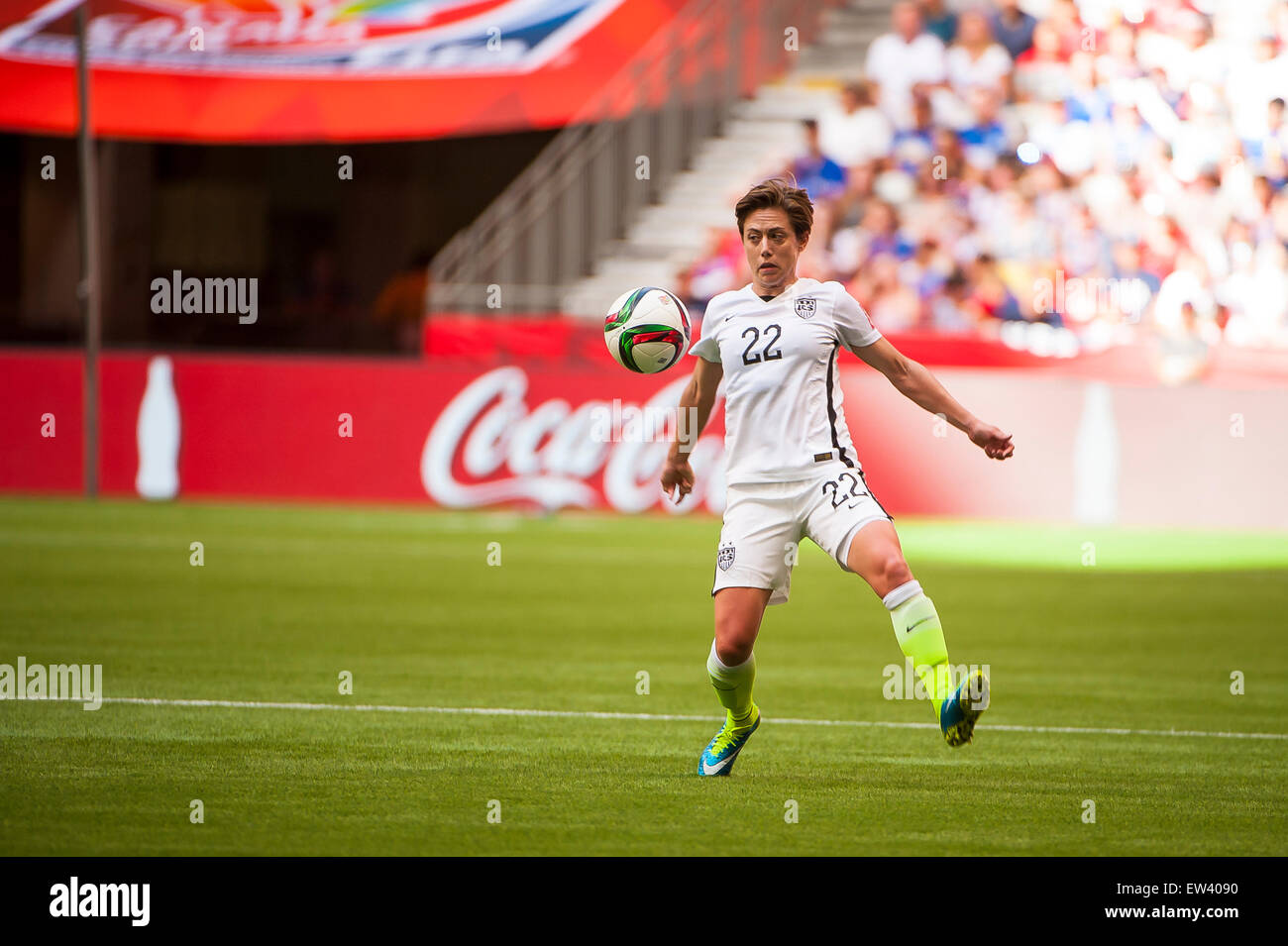 Vancouver, Canada. 16 Juin, 2015. United States defender Meghan Klingenberg (# 22) contrôle le ballon pendant le match d'ouverture entre le Nigéria et les Etats-Unis à la Coupe du Monde féminine de la FIFA Canada 2015 au BC Place Stadium. Les États-Unis a remporté le match 1-0. Crédit : Matt Jacques/Alamy Live News Banque D'Images Vancouver, Canada. 16 Juin, 2015. United States defender Meghan Klingenberg (# 22) contrôle le ballon pendant le match d'ouverture entre le Nigéria et les Etats-Unis à la Coupe du Monde féminine de la FIFA Canada 2015 au BC Place Stadium. Les États-Unis a remporté le match 1-0. Crédit : Matt Jacques/Alamy Live News Banque D'Images