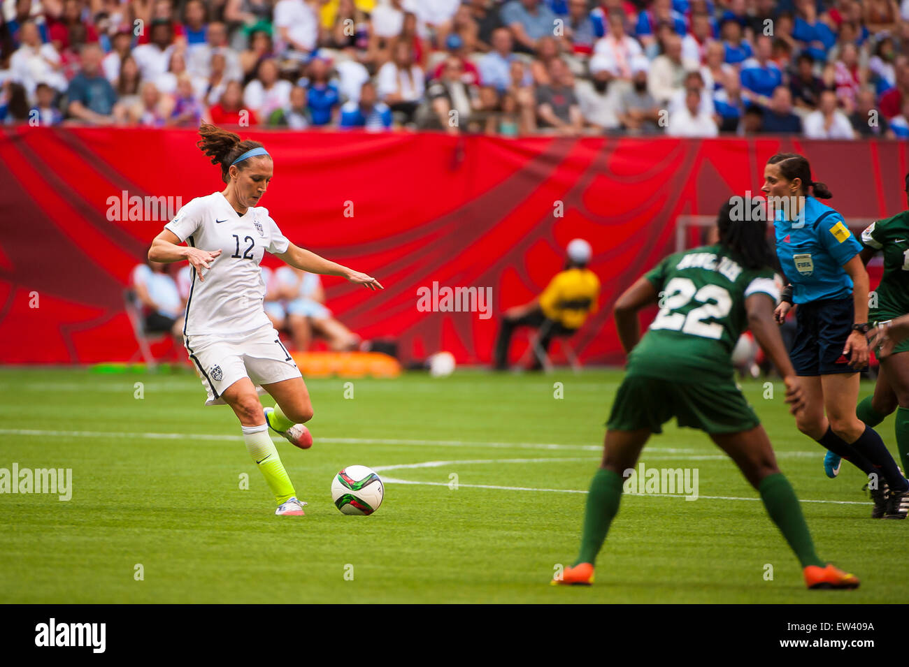 Vancouver, Canada. 16 Juin, 2015. Le milieu de terrain des États-Unis de Lauren (# 12) passe le ballon pendant le match d'ouverture entre le Nigéria et les Etats-Unis à la Coupe du Monde féminine de la FIFA Canada 2015 au BC Place Stadium. Les États-Unis a remporté le match 1-0. Crédit : Matt Jacques/Alamy Live News Banque D'Images Vancouver, Canada. 16 Juin, 2015. Le milieu de terrain des États-Unis de Lauren (# 12) passe le ballon pendant le match d'ouverture entre le Nigéria et les Etats-Unis à la Coupe du Monde féminine de la FIFA Canada 2015 au BC Place Stadium. Les États-Unis a remporté le match 1-0. Crédit : Matt Jacques/Alamy Live News Banque D'Images