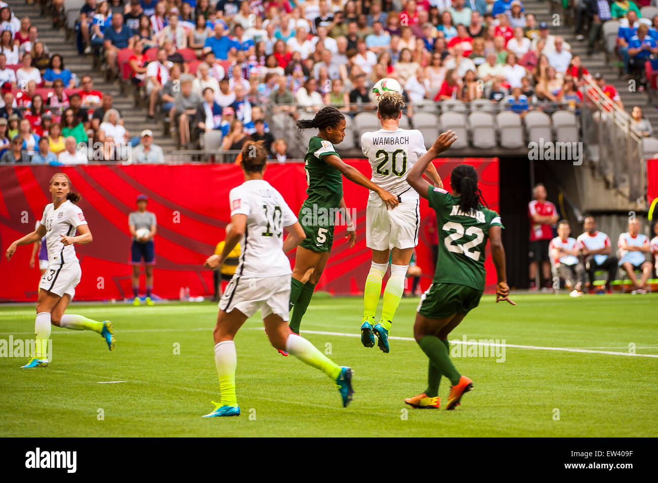 Vancouver, Canada. 16 Juin, 2015. United States avant Abby Wambach (# 20) est à la tête de la balle lors de l'ouverture du match entre le Nigeria et les Etats-Unis à la Coupe du Monde féminine de la FIFA Canada 2015 au BC Place Stadium. Les États-Unis a remporté le match 1-0. Crédit : Matt Jacques/Alamy Live News Banque D'Images Vancouver, Canada. 16 Juin, 2015. United States avant Abby Wambach (# 20) est à la tête de la balle lors de l'ouverture du match entre le Nigeria et les Etats-Unis à la Coupe du Monde féminine de la FIFA Canada 2015 au BC Place Stadium. Les États-Unis a remporté le match 1-0. Crédit : Matt Jacques/Alamy Live News Banque D'Images