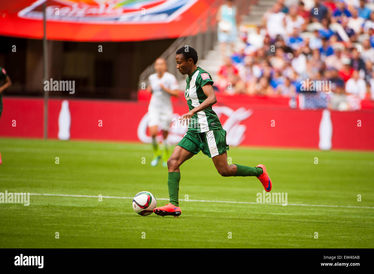 Vancouver, Canada. 16 Juin, 2015. Le milieu de terrain des États-Unis de Lauren (# 12) avec la balle lors de l'ouverture du match entre le Nigeria et les Etats-Unis à la Coupe du Monde féminine de la FIFA Canada 2015 au BC Place Stadium. Les États-Unis a remporté le match 1-0. Crédit : Matt Jacques/Alamy Live News Banque D'Images Vancouver, Canada. 16 Juin, 2015. Le milieu de terrain des États-Unis de Lauren (# 12) avec la balle lors de l'ouverture du match entre le Nigeria et les Etats-Unis à la Coupe du Monde féminine de la FIFA Canada 2015 au BC Place Stadium. Les États-Unis a remporté le match 1-0. Crédit : Matt Jacques/Alamy Live News Banque D'Images