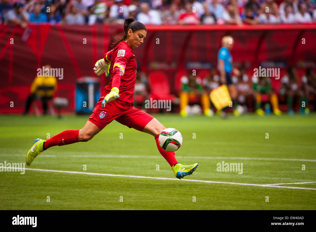 Vancouver, Canada. 16 Juin, 2015. United States gardien Hope Solo (# 1) de la balle pendant le match d'ouverture entre le Nigéria et les Etats-Unis à la Coupe du Monde féminine de la FIFA Canada 2015 au BC Place Stadium. Les États-Unis a remporté le match 1-0. Crédit : Matt Jacques/Alamy Live News Banque D'Images Vancouver, Canada. 16 Juin, 2015. United States gardien Hope Solo (# 1) de la balle pendant le match d'ouverture entre le Nigéria et les Etats-Unis à la Coupe du Monde féminine de la FIFA Canada 2015 au BC Place Stadium. Les États-Unis a remporté le match 1-0. Crédit : Matt Jacques/Alamy Live News Banque D'Images