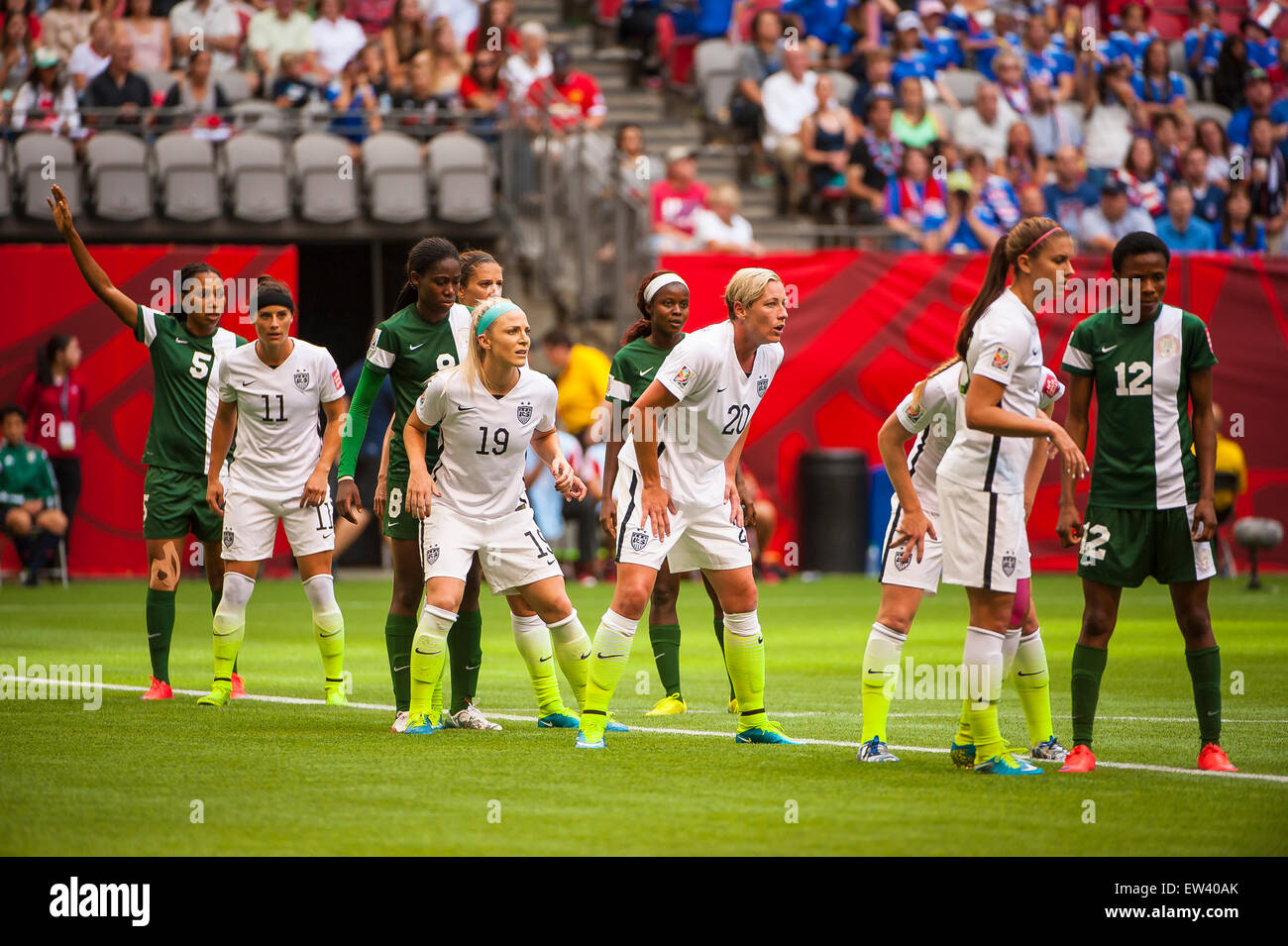 Vancouver, Canada. 16 Juin, 2015. La foule les joueurs États-unis zone de but lors de l'ouverture du match entre le Nigeria et les Etats-Unis à la Coupe du Monde féminine de la FIFA Canada 2015 au BC Place Stadium. Les États-Unis a remporté le match 1-0. Crédit : Matt Jacques/Alamy Live News Banque D'Images Vancouver, Canada. 16 Juin, 2015. La foule les joueurs États-unis zone de but lors de l'ouverture du match entre le Nigeria et les Etats-Unis à la Coupe du Monde féminine de la FIFA Canada 2015 au BC Place Stadium. Les États-Unis a remporté le match 1-0. Crédit : Matt Jacques/Alamy Live News Banque D'Images