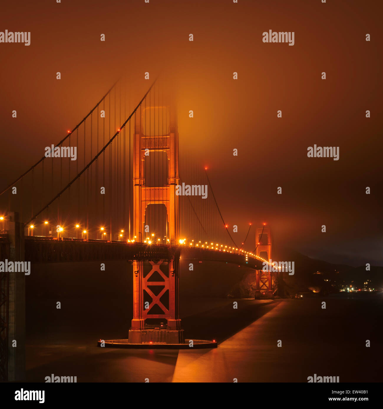Golden Gate Bridge at night brumeux Banque D'Images