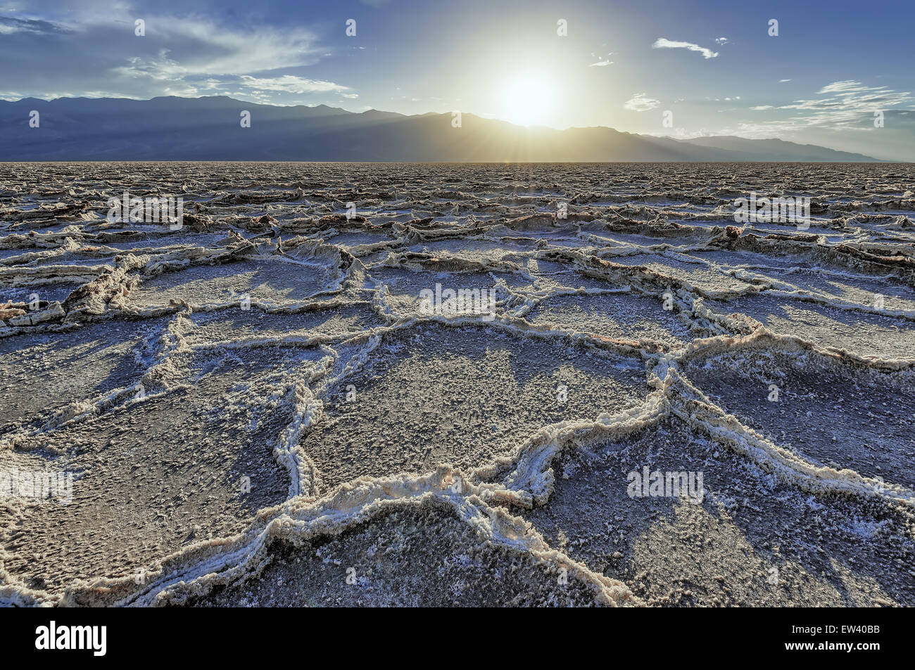 Soleil sous Badwater salt lake, la vallée de la mort, Banque D'Images