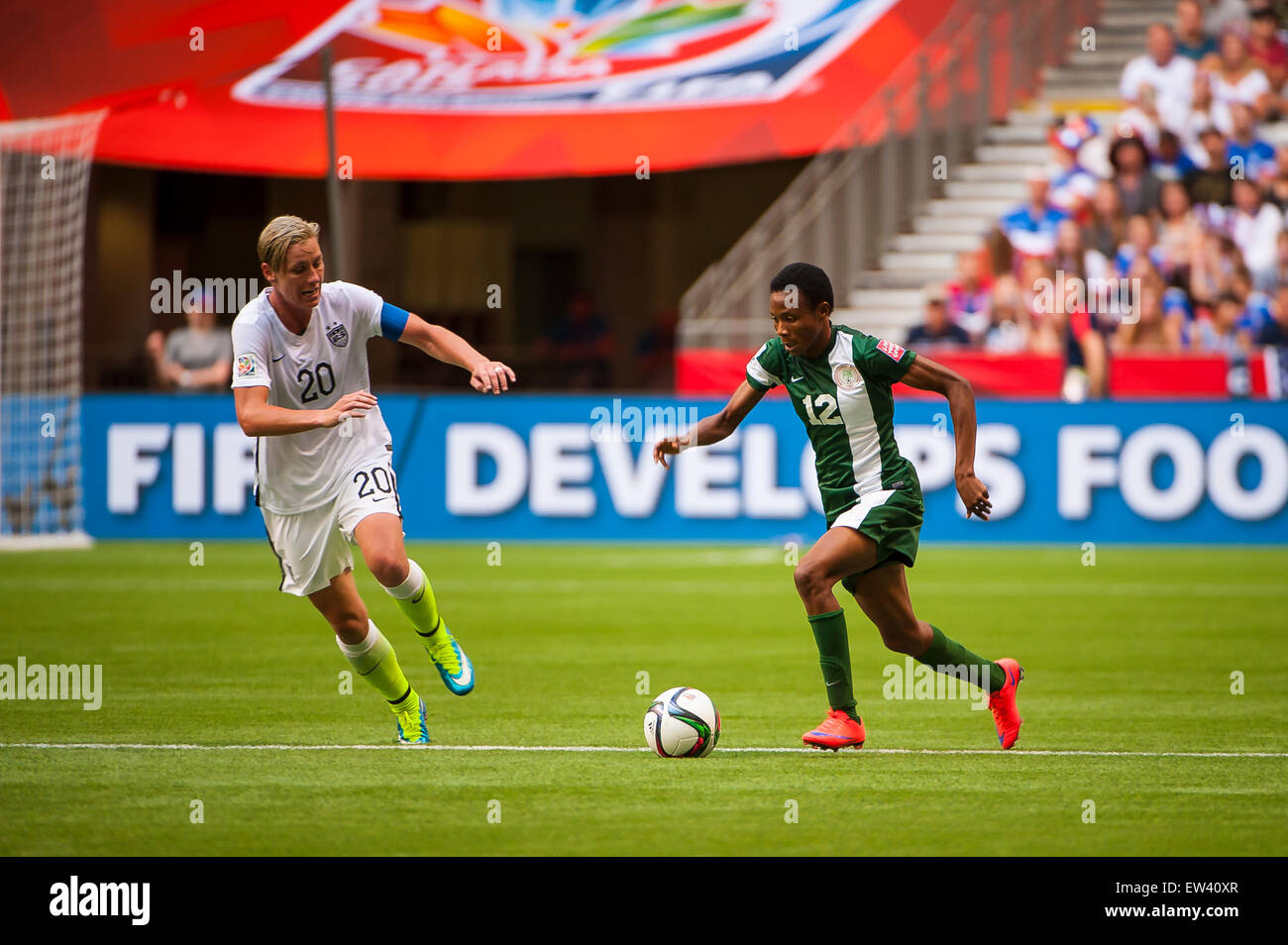 Vancouver, Canada. 16 Juin, 2015. Le milieu de terrain Halimatu Nigéria Ayinde (# 12) avec la balle lors de l'ouverture du match entre le Nigeria et les Etats-Unis à la Coupe du Monde féminine de la FIFA Canada 2015 au BC Place Stadium. Les États-Unis a remporté le match 1-0. Crédit : Matt Jacques/Alamy Live News Banque D'Images Vancouver, Canada. 16 Juin, 2015. Le milieu de terrain Halimatu Nigéria Ayinde (# 12) avec la balle lors de l'ouverture du match entre le Nigeria et les Etats-Unis à la Coupe du Monde féminine de la FIFA Canada 2015 au BC Place Stadium. Les États-Unis a remporté le match 1-0. Crédit : Matt Jacques/Alamy Live News Banque D'Images