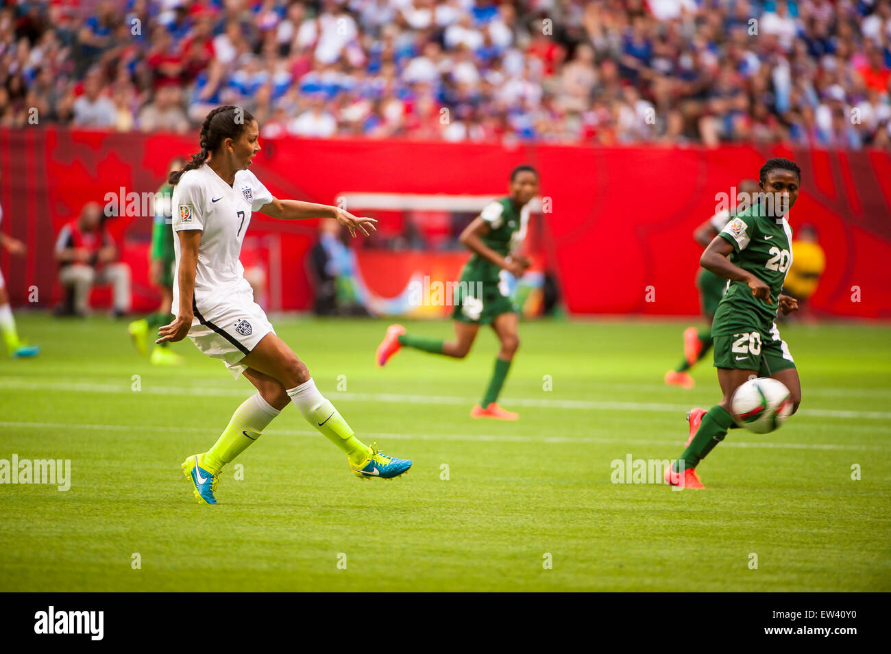 Vancouver, Canada. 16 Juin, 2015. Le milieu de terrain des États-Unis Shannon Boxx (# 7) passe le ballon pendant le match d'ouverture entre le Nigéria et les Etats-Unis à la Coupe du Monde féminine de la FIFA Canada 2015 au BC Place Stadium. Les États-Unis a remporté le match 1-0. Crédit : Matt Jacques/Alamy Live News Banque D'Images Vancouver, Canada. 16 Juin, 2015. Le milieu de terrain des États-Unis Shannon Boxx (# 7) passe le ballon pendant le match d'ouverture entre le Nigéria et les Etats-Unis à la Coupe du Monde féminine de la FIFA Canada 2015 au BC Place Stadium. Les États-Unis a remporté le match 1-0. Crédit : Matt Jacques/Alamy Live News Banque D'Images