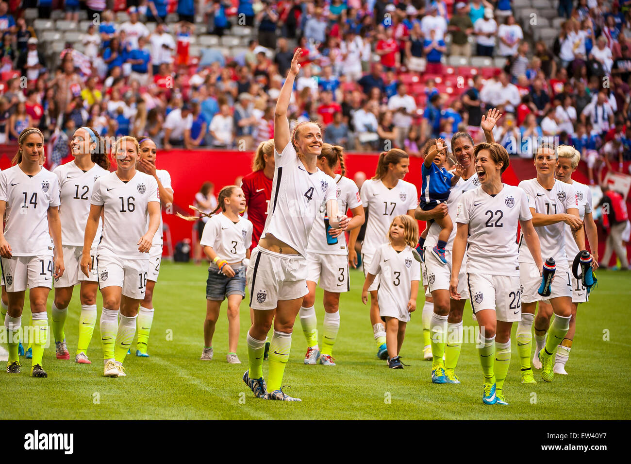 Vancouver, Canada. 16 Juin, 2015. Les joueurs des États-Unis célèbrent leur première ronde victoire sur le Nigeria, et de reconnaître des supporters à la Coupe du Monde féminine de la FIFA Canada 2015 au BC Place Stadium. Les États-Unis a remporté le match 1-0 devant une foule de plus de 52 000. Crédit : Matt Jacques/Alamy Live News Banque D'Images Vancouver, Canada. 16 Juin, 2015. Les joueurs des États-Unis célèbrent leur première ronde victoire sur le Nigeria, et de reconnaître des supporters à la Coupe du Monde féminine de la FIFA Canada 2015 au BC Place Stadium. Les États-Unis a remporté le match 1-0 devant une foule de plus de 52 000. Crédit : Matt Jacques/Alamy Live News Banque D'Images