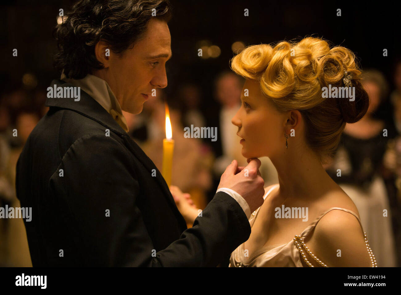 Crimson Peak est un prochain 2015 American mystère surnaturel-gothique fantasy horreur thriller drama-film. Réalisé par Guillermo del Toro. Cette photo est pour un usage éditorial uniquement et est l'auteur de la société film et/ou le photographe attribué par le film ou la société de production et ne peut être reproduite que par des publications dans le cadre de la promotion du film ci-dessus. Un crédit obligatoire pour l'entreprise de film est nécessaire. Le photographe devrait également être portés lorsqu'il est connu. Banque D'Images