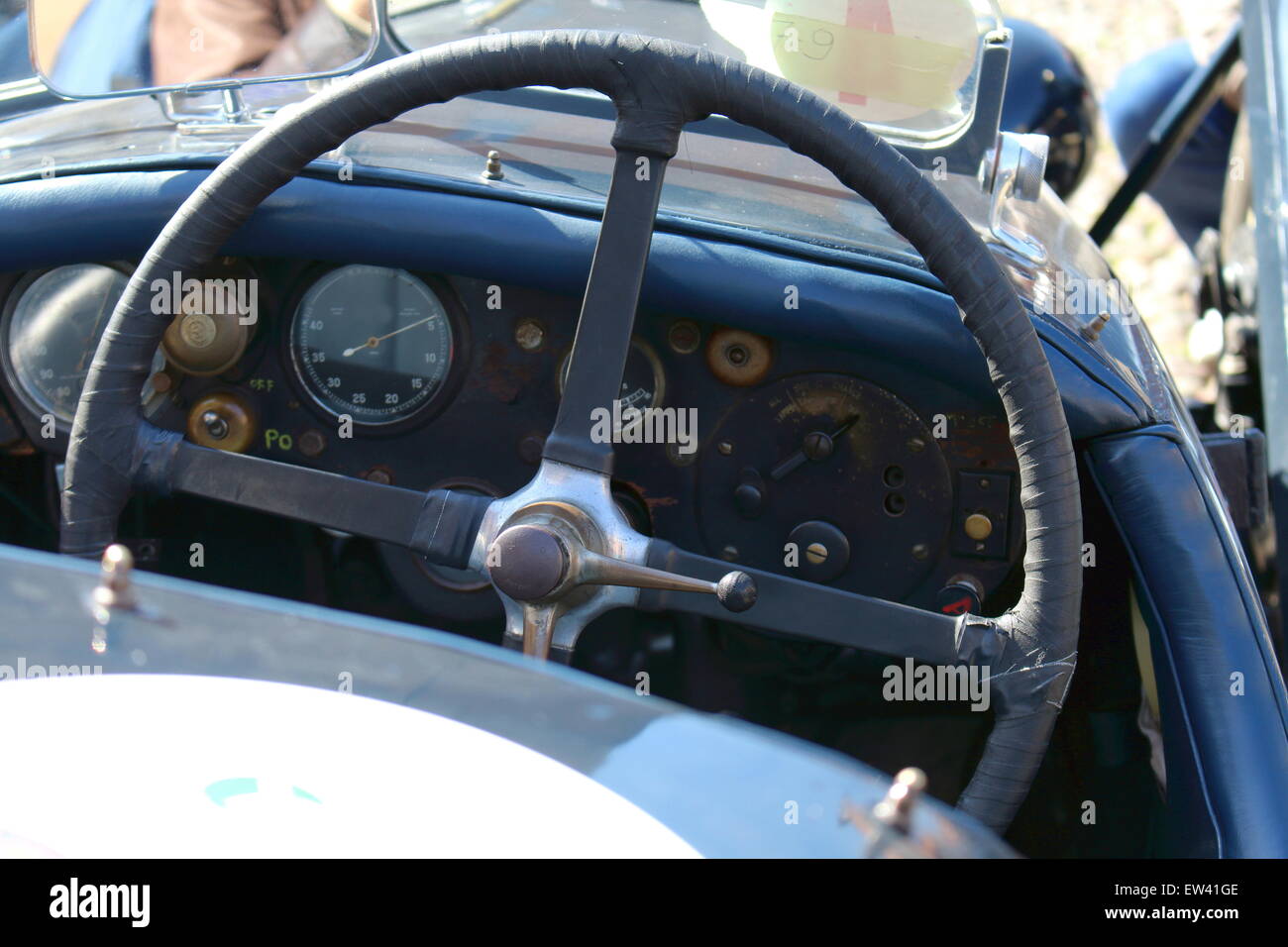 Détail d'un tableau de bord de la voiture vintage avec volant Banque D'Images