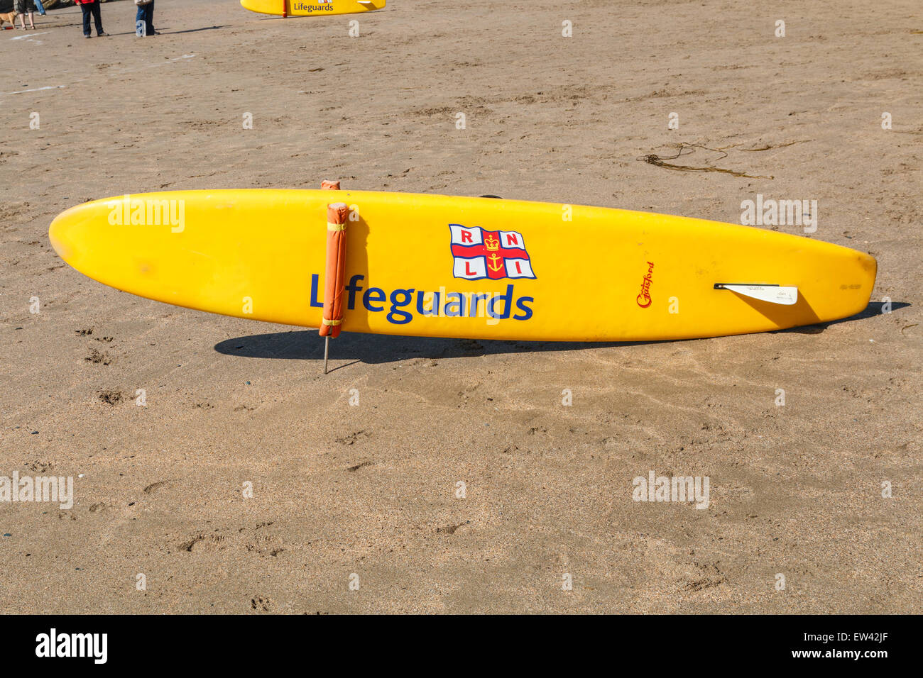 Lifeguard rescue board surf sur une plage de sable à Cornwall, UK Banque D'Images