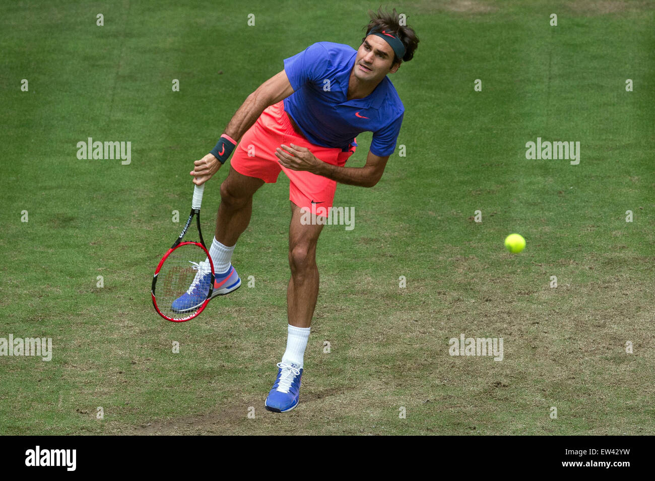 Halle, Allemagne. 17 Juin, 2015. La Suisse de Roger Federer en action pendant la série de 16 match contre Gulbis de Lettonie au tournoi de tennis ATP à Halle, Allemagne, 17 juin 2015. Photo : MAJA HITIJ/dpa/Alamy Live News Banque D'Images