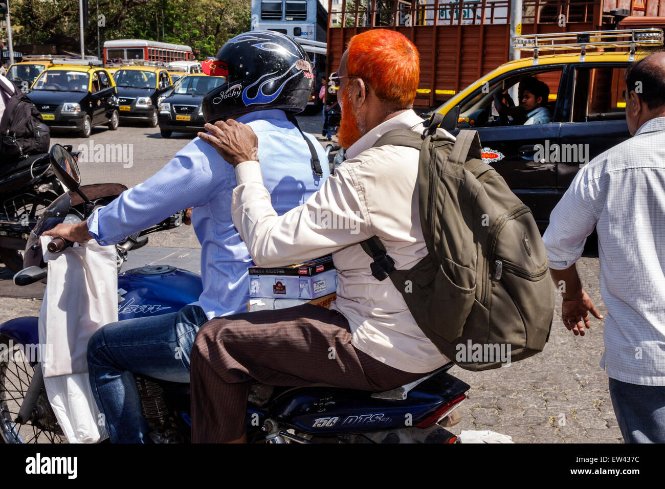 Mumbai Inde,asiatique indien,Tardeo,Jehangir Boman Behram Road,trafic,motos moto,passagers rider riders,barbe de cheveux orange,henné,M Banque D'Images