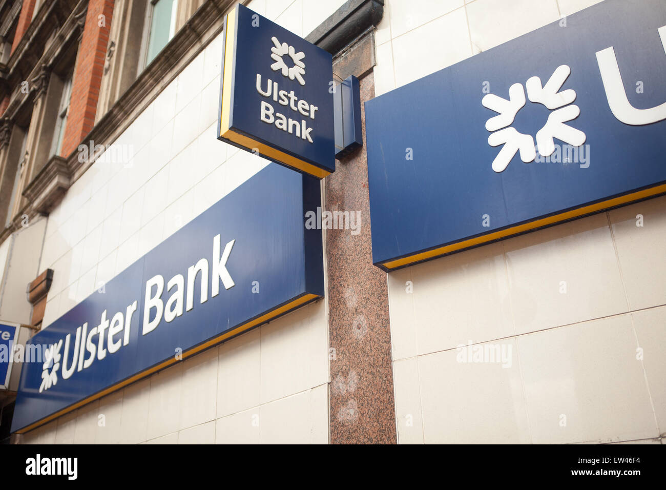 Belfast, Royaume-Uni. 17 juin 2015 Ulster Bank signes sur l'avenue Royal à Belfast, où les clients ont subi des retards après 600 000 paiements n'étaient pas faites par les propriétaires d'Ulster Bank Banque Royale du Scotland​​ (RBS) Credit : Bonzo/Alamy Live News Banque D'Images