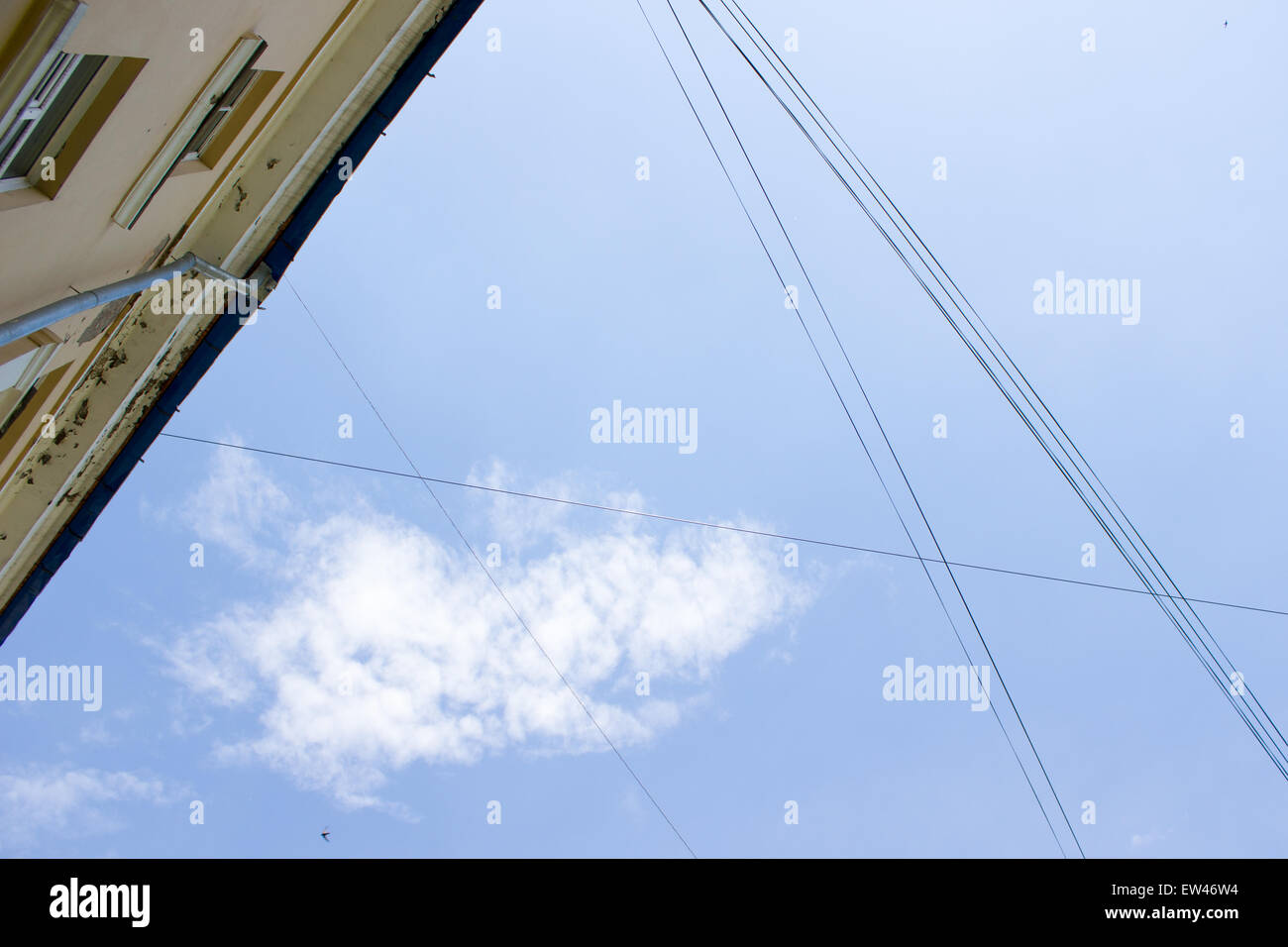 Gutter sous un ciel nuageux ciel bleu Banque D'Images