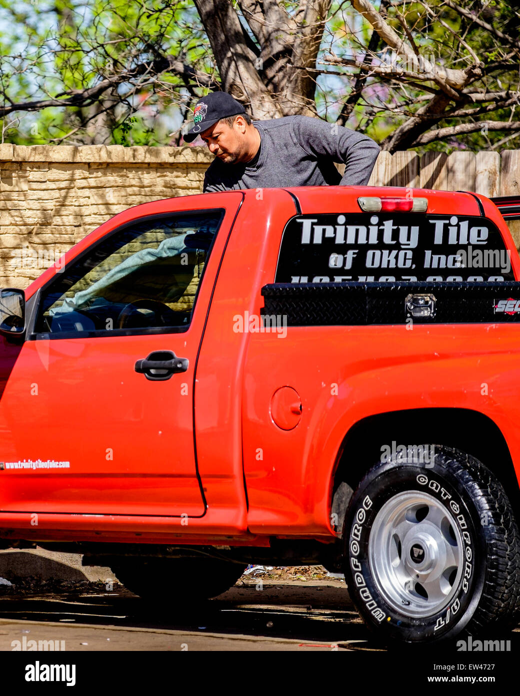 Un homme , de son fraîchement lavés camion de travail à l'extérieur d'un lavage de voiture. Banque D'Images