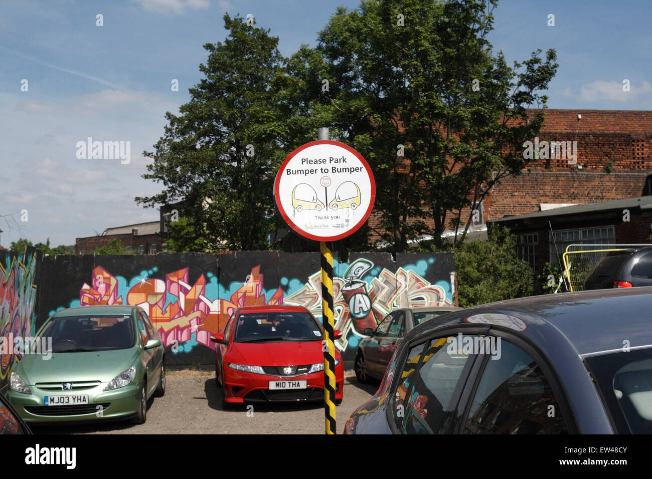 Parking urbain Sheffield signe avec les pilotes demandent à park pare-chocs à pare-chocs. Banque D'Images