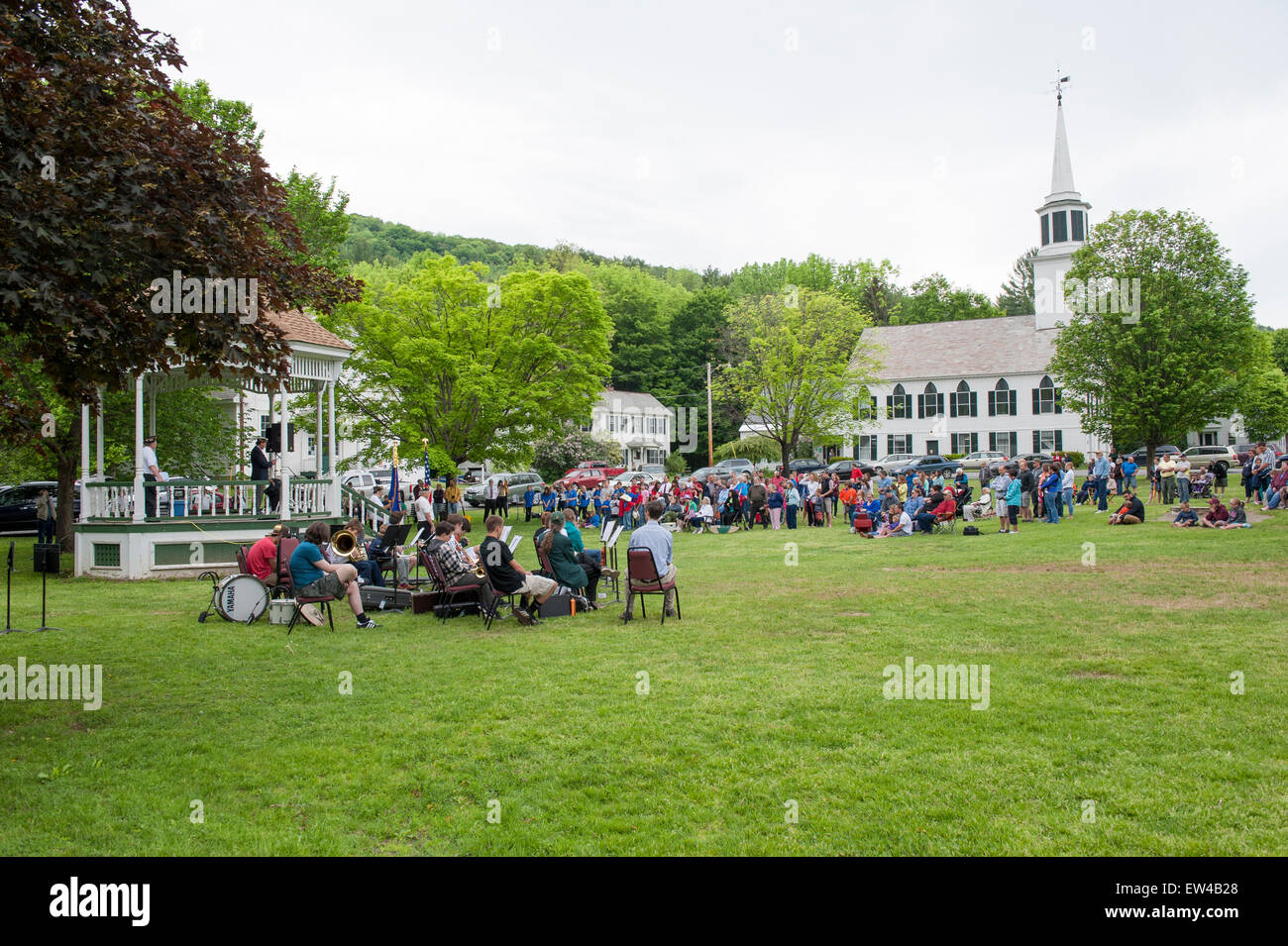 Anciens combattants et observer les villageois dans la journée commémorative Townshend Vermont Banque D'Images