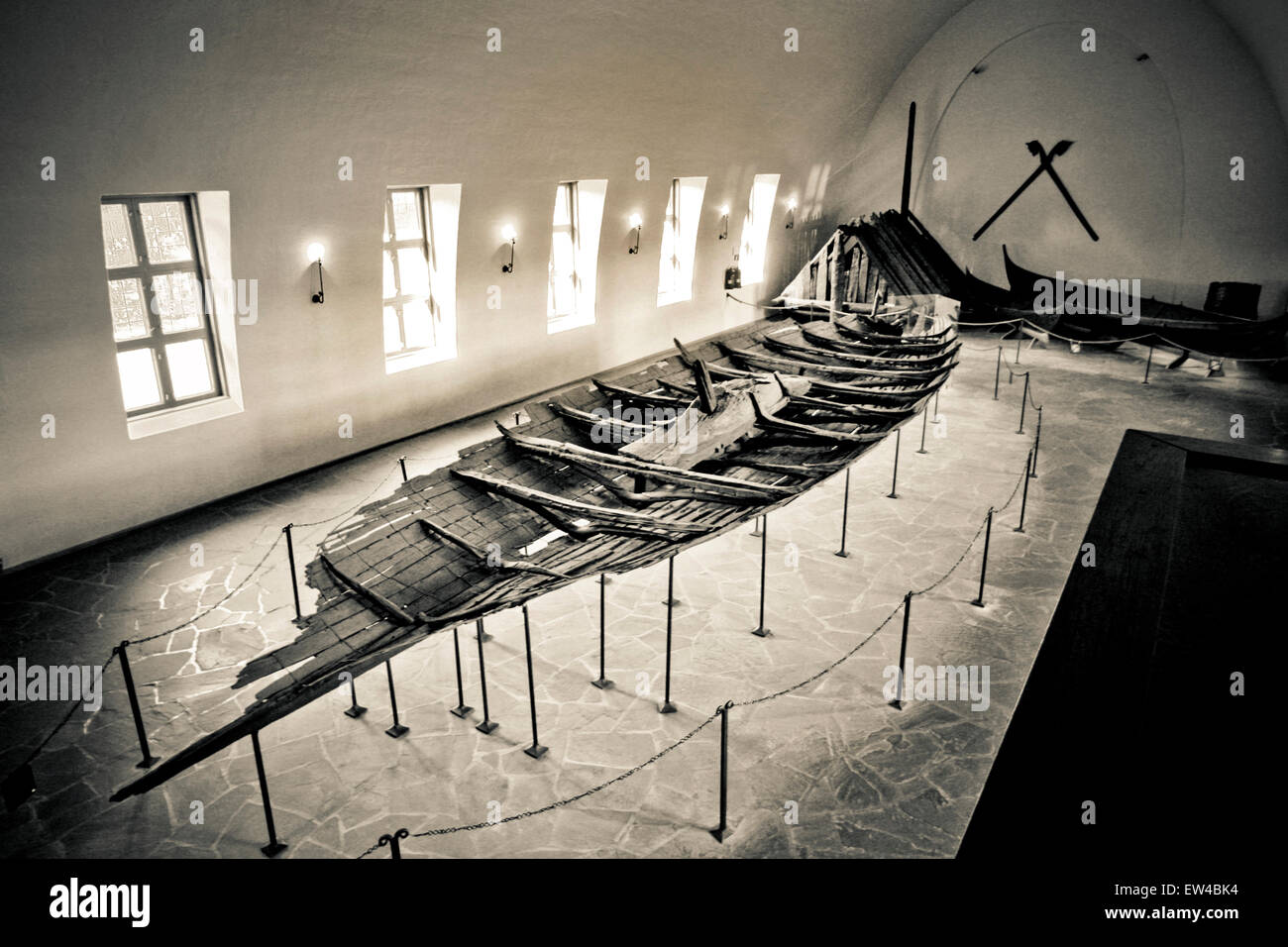 Un vieux bateau viking est exposée au Musée des navires vikings ou Vikingskipshuset à Oslo en Norvège. Banque D'Images