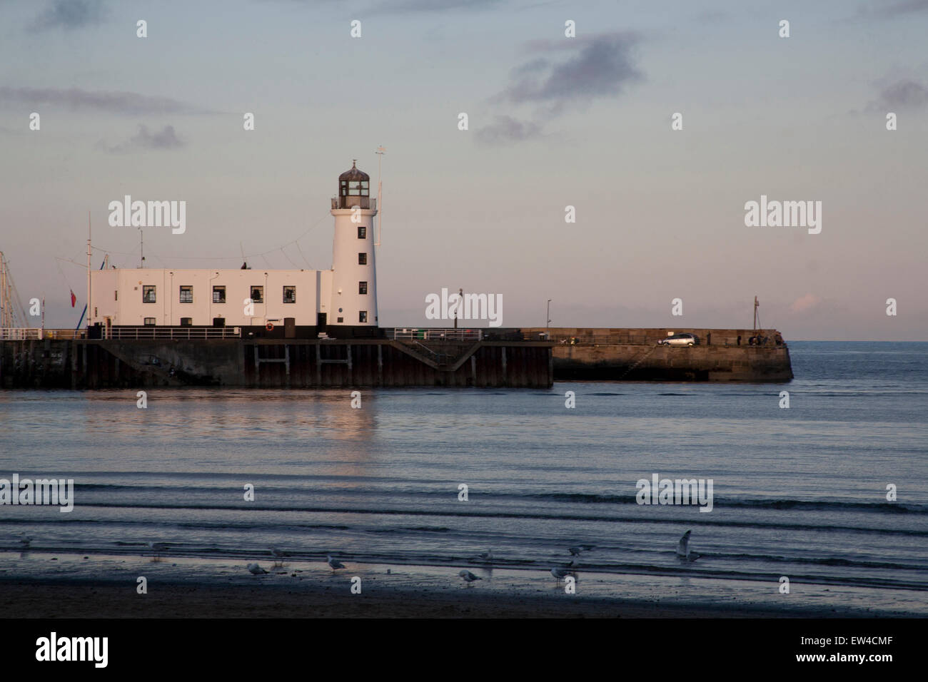 Le phare et le port de Scarborough au crépuscule, Scarborough, North Yorkshire, England UK Banque D'Images