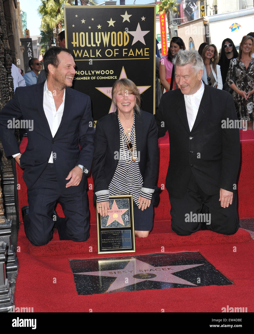 LOS ANGELES, CA - 1 août 2011 : Sissy Spacek avec l'acteur Bill Paxton (à gauche) et le réalisateur David Lynch sur Hollywood Boulevard où elle a été honorée avec le 2,443ème étoile sur le Hollywood Walk of Fame. Banque D'Images