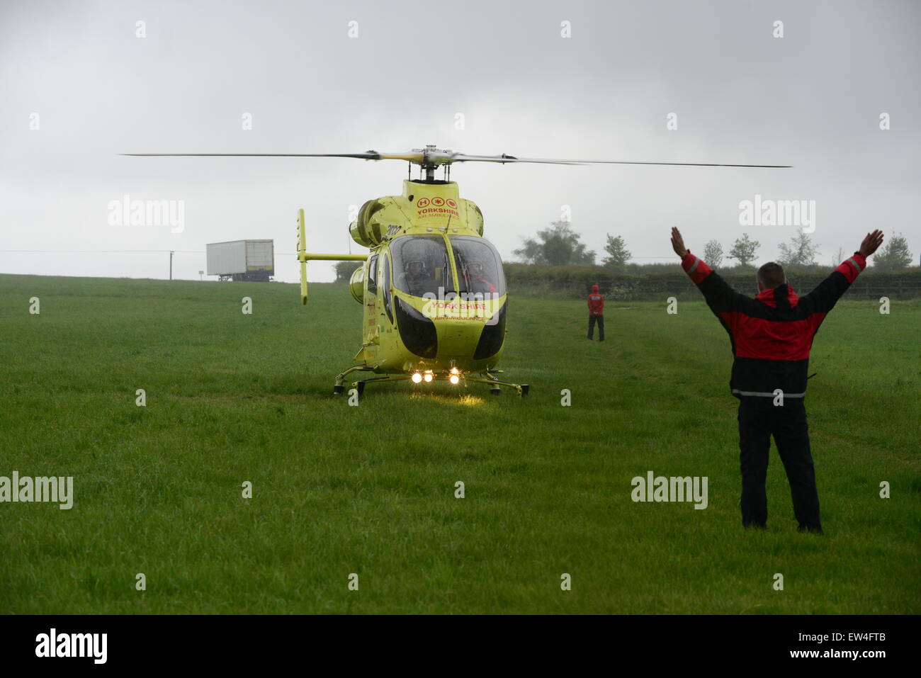 Yorkshire Air Ambulance décolle dans un temps pluvieux, Barnsley, South Yorkshire, UK. Photo : Scott Bairstow/Alamy Banque D'Images