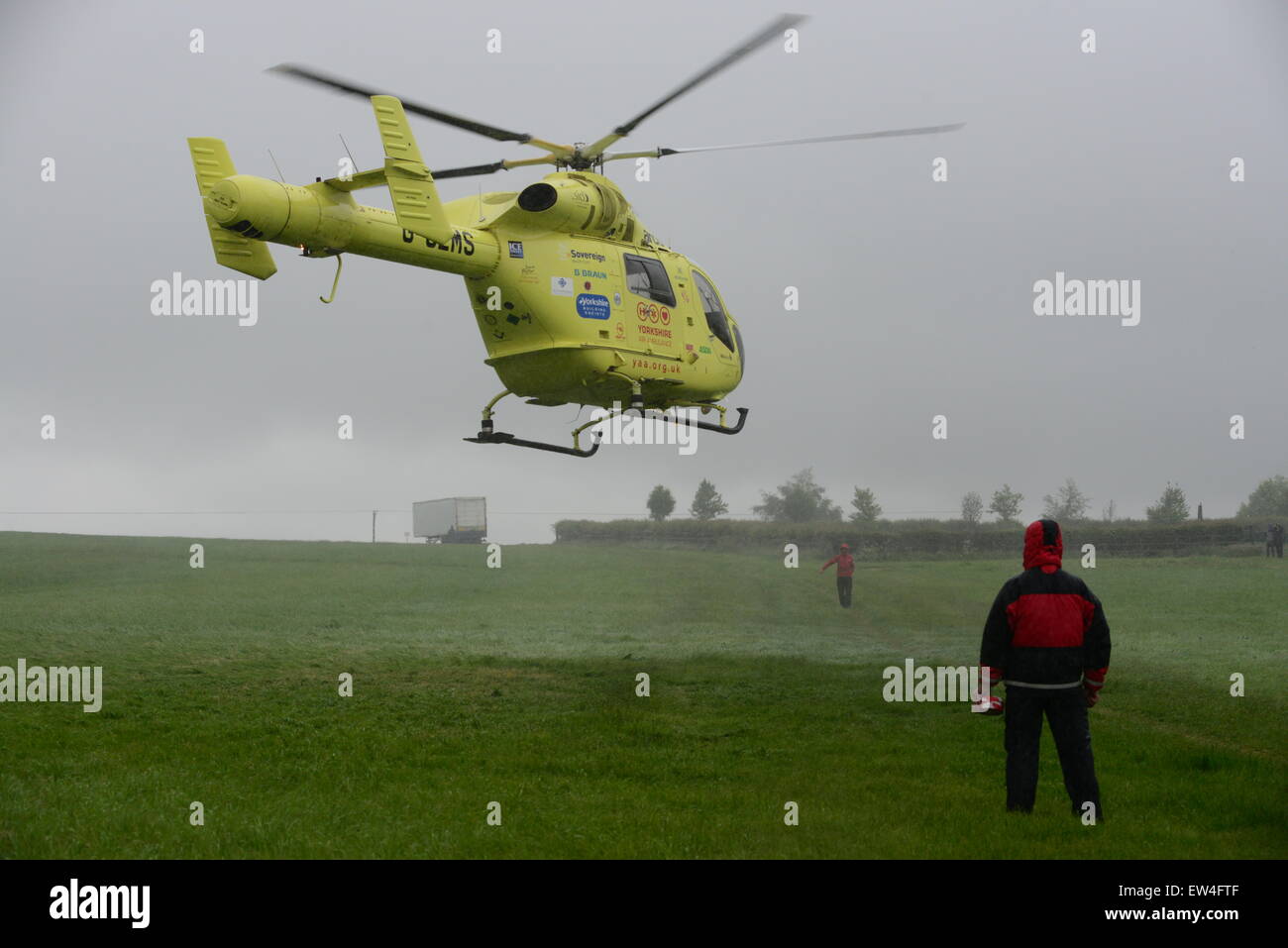 Yorkshire Air Ambulance décolle dans un temps pluvieux, Barnsley, South Yorkshire, UK. Photo : Scott Bairstow/Alamy Banque D'Images