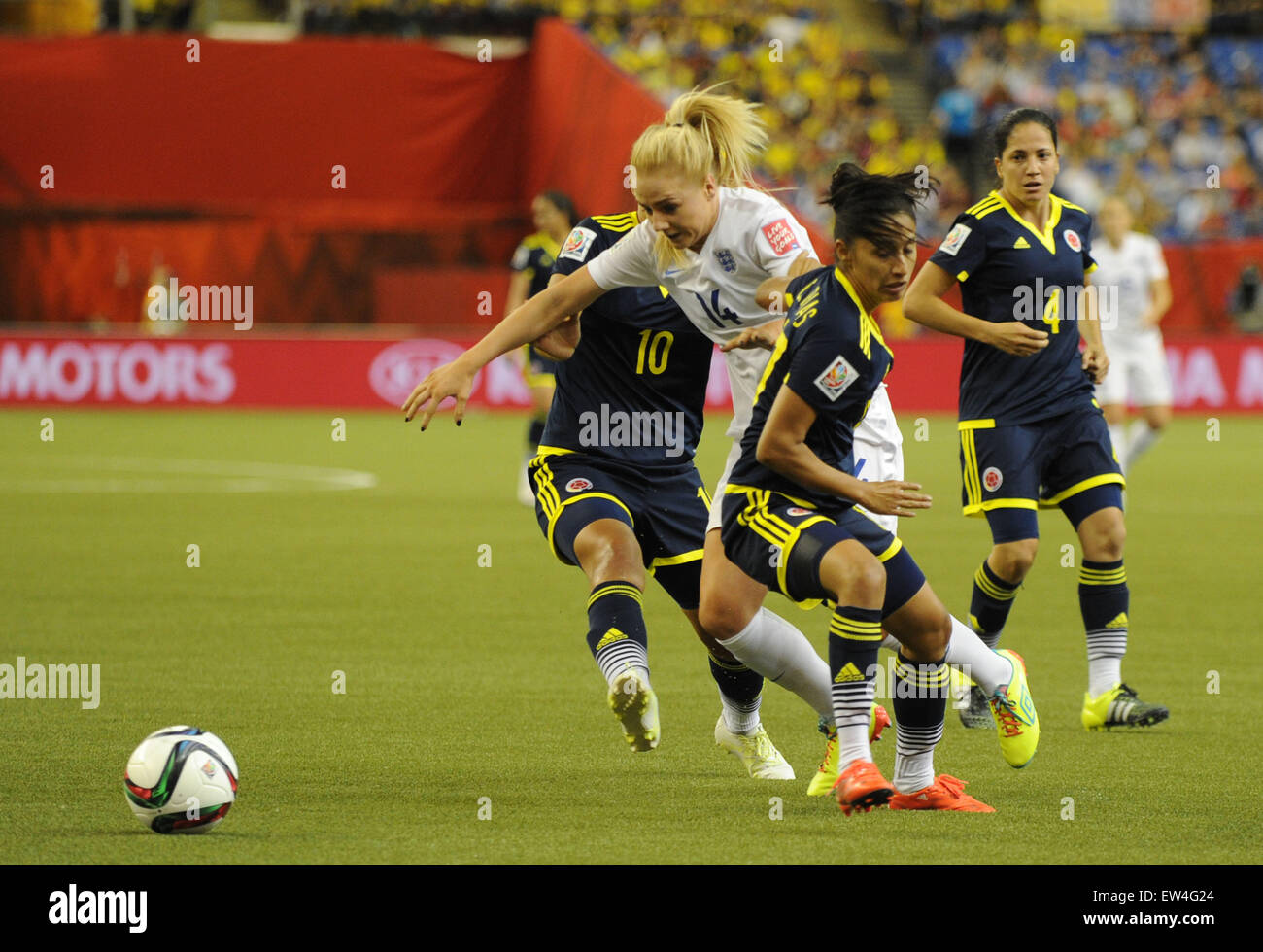 Montréal, Canada. 17 Juin, 2015. Alex Greenwood (C) de l'Angleterre des eddv pour la balle durant le groupe F match contre la Colombie à la FIFA 2015 Coupe du Monde féminine à Montréal, Canada, le 17 juin 2015. Credit : Kadri Mohamed/Xinhua/Alamy Live News Banque D'Images