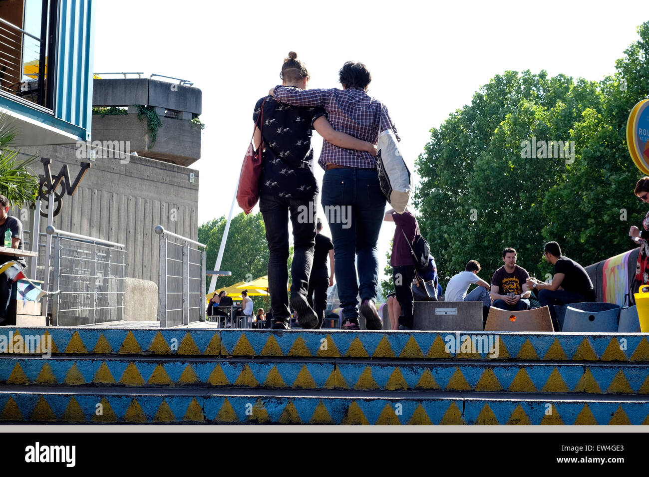 Une vue arrière de deux femmes marchant sur le South Bank Centre. Banque D'Images