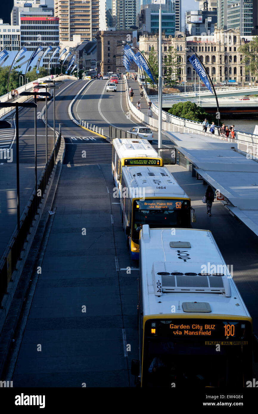 Les autobus sur le pont Victoria, Brisbane Banque D'Images