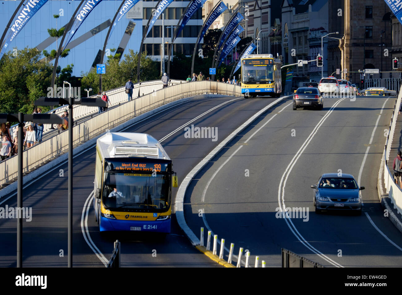 Les autobus sur le pont Victoria, Brisbane Banque D'Images