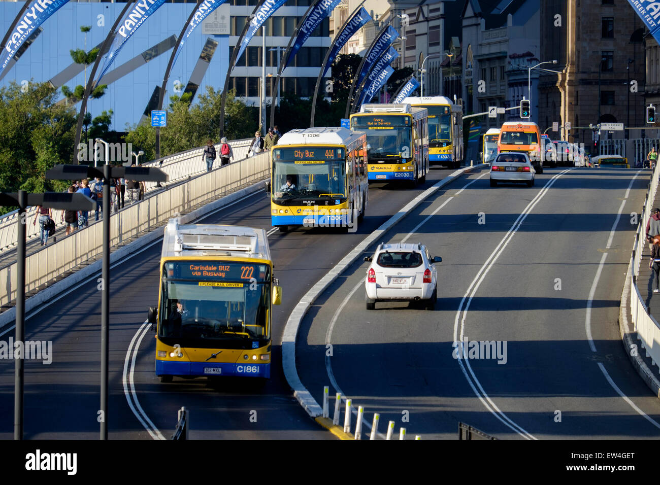 Les autobus sur le pont Victoria, Brisbane Banque D'Images