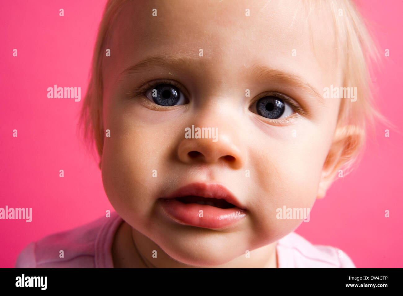 Portrait of a cute little girl (1 ans) sur une toile rose Oceanside en Californie. Banque D'Images