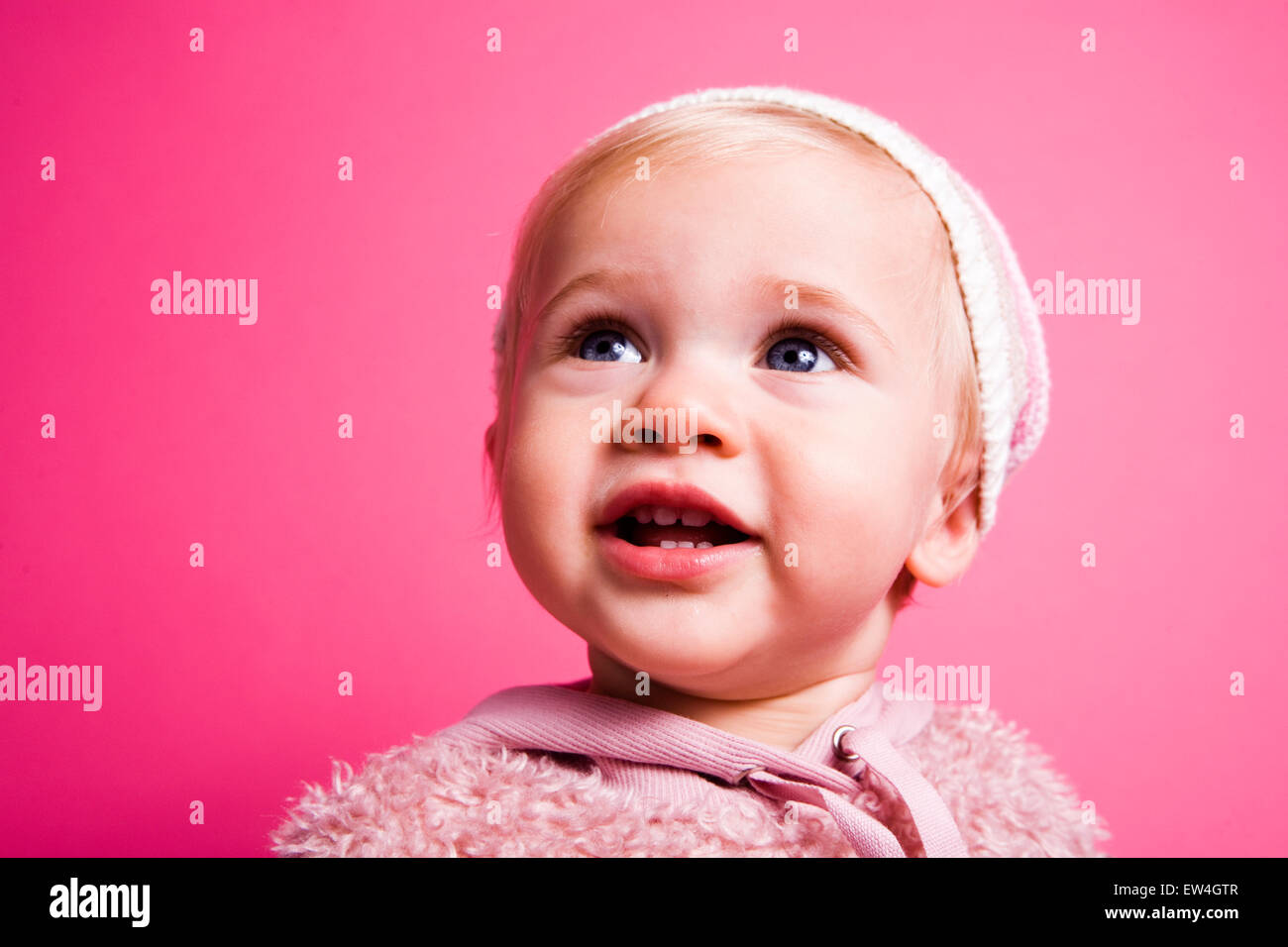 Portrait of a cute little girl (1 ans) sur une toile rose Oceanside en Californie. Banque D'Images