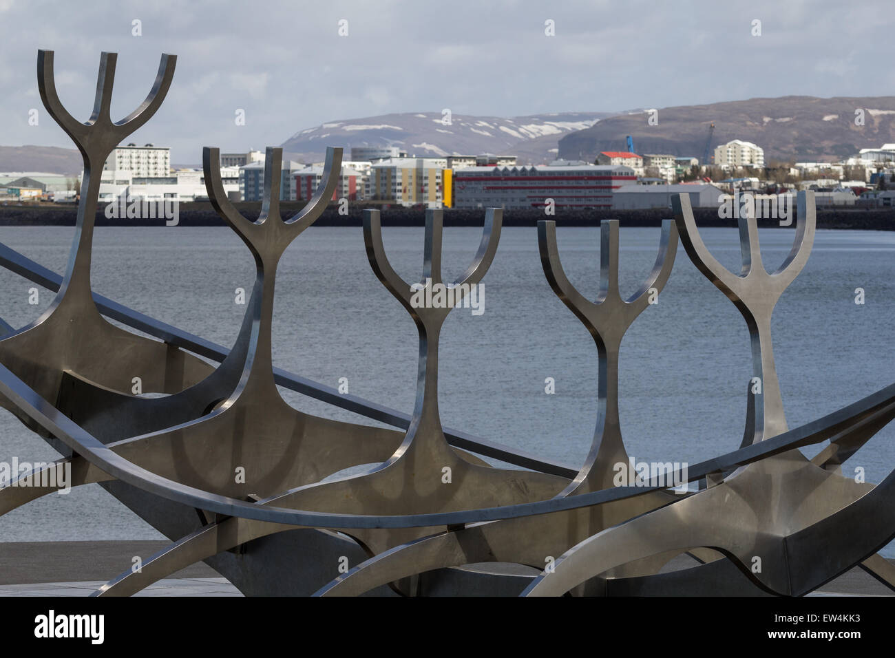 Le soleil Voyager, Reykjavik, Islande sculpture avec skyline en arrière-plan Banque D'Images