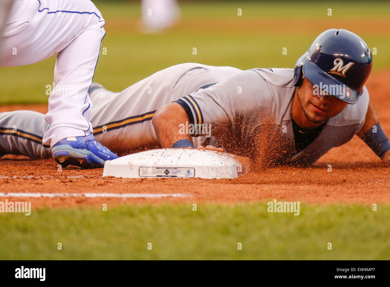 Kansas City, USA. 17 Juin, 2015. Gerardo Parra # 28 de la Milwaukee Brewers bat une balise au premier dans la troisième manche au cours de la MLB match entre les Milwaukee Brewers et les Royals de Kansas City à Kauffman Stadium de Kansas City MO Crédit : Cal Sport Media/Alamy Live News Banque D'Images