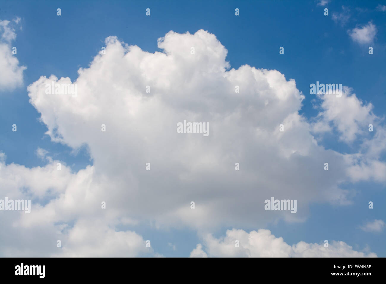Beau Ciel bleu avec des nuages blancs de fond d Banque D'Images