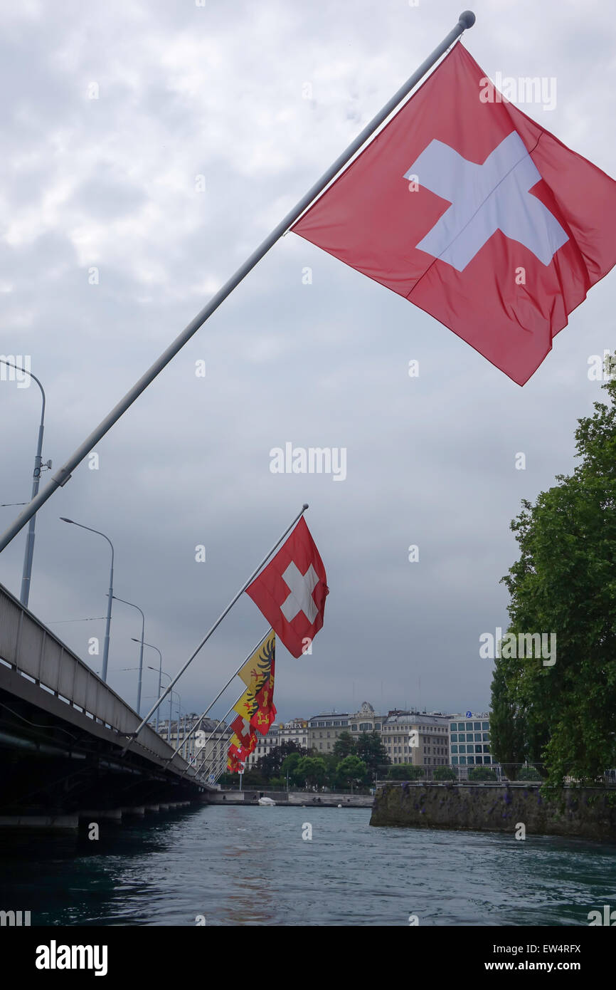 Les drapeaux sur le pont du Mont Blanc Banque D'Images